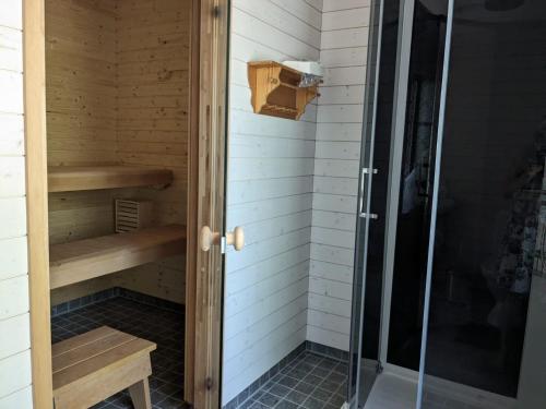 a shower in a sauna with a glass door at Villa Freia in Nukari
