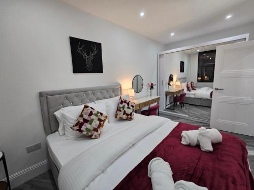 Postel nebo postele na pokoji v ubytování Abbey Corner by Nivaas 3-Located in the heart of the city centre-5 minute walk to train station-20 minutes to London via train