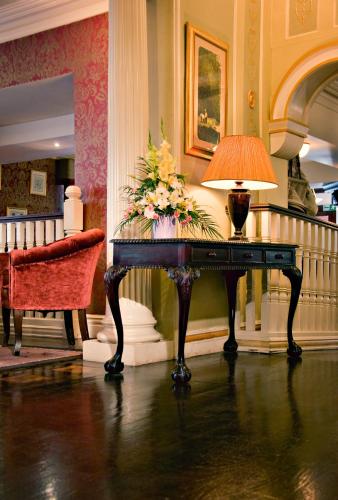 Buswells Hotel Image