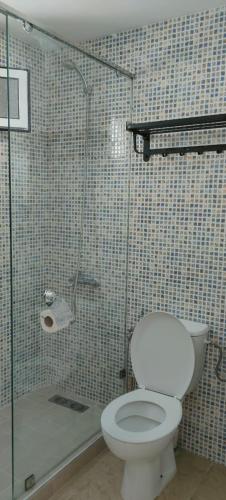 テトゥアンにあるEscapade Familiale N1のトイレとガラスのシャワー付きのバスルーム