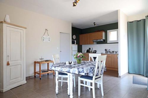 a kitchen and dining room with a table and chairs at Appartement les hirondelles in Saint-Pair-sur-Mer