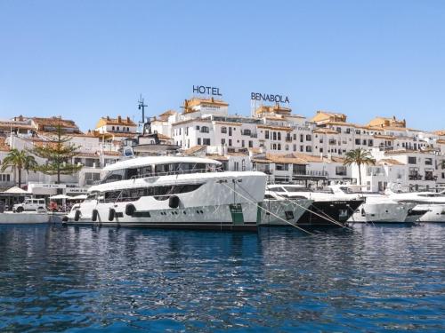 Sea front apartment in Puerto Banús