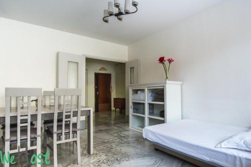 une chambre avec un lit, une table et des chaises dans l'établissement Riquier Downtow 2P proche Gare, Tram & Parking, à Nice