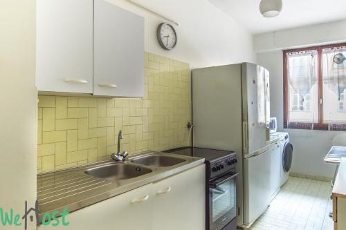 une cuisine avec un évier et un réfrigérateur dans l'établissement Riquier Downtow 2P proche Gare, Tram & Parking, à Nice