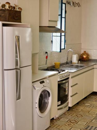 a kitchen with a refrigerator and a washing machine at Ocampo Catamarca in San Fernando del Valle de Catamarca