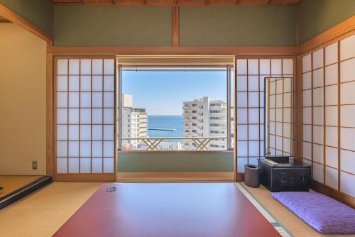 熱海温泉　源泉かけ流しの宿　ホテル貫一にあるバルコニーまたはテラス