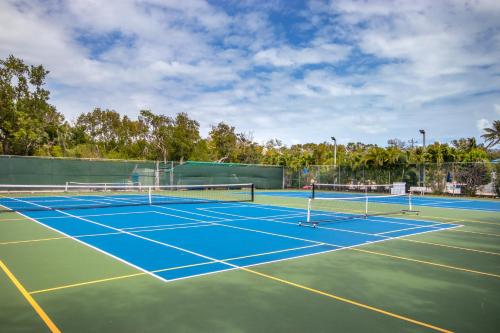 una pista de tenis con dos raquetas de tenis. en Oceanfront Paradise Awaits You, en Tavernier