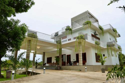 Bangunan di mana terletaknya rumah tamu ini
