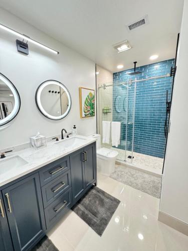 Bilik mandi di Upscale Tampa Bay Dream Home Pool with Putting Green