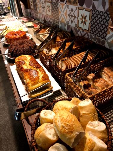 a buffet with many different types of bread and pastries at Terra Verde Visconde de Mauá in Visconde De Maua