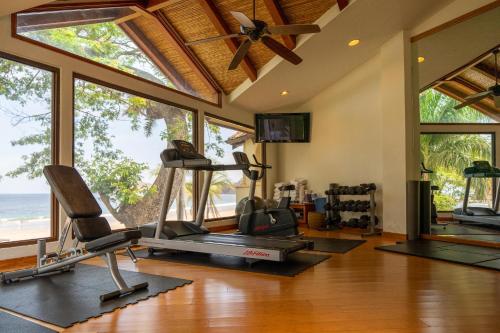 Palms 5 Luxury Beachfront Villaにあるフィットネスセンターまたはフィットネス設備