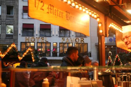a group of people sitting outside of a hotel at Hotel Favor in Düsseldorf
