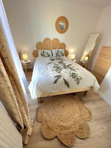 une chambre avec un lit avec une tête de lit en bois dans l'établissement Appartement élégant et lumineux, à Romainville
