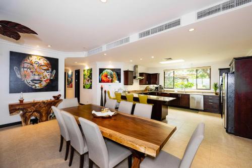 プラヤ・コンチャルにあるMalinche 13A - Oceanview Condo At Reserva Conchalのギャラリーの写真