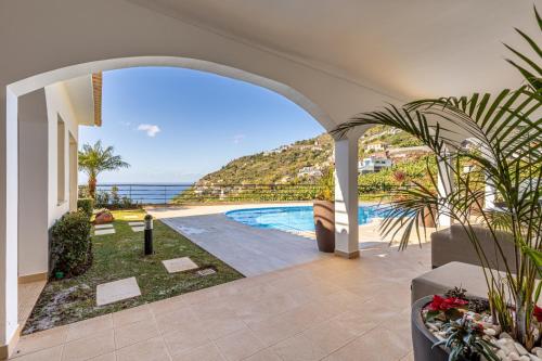 Bazén v ubytování Luxury villa with private heated pool, garden and views of the sea and mountains. nebo v jeho okolí
