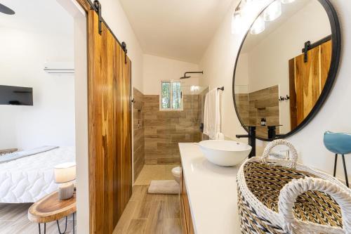 Ένα μπάνιο στο The Haven-Mar Vista 2 Br House With Pool And 1 Br Casita