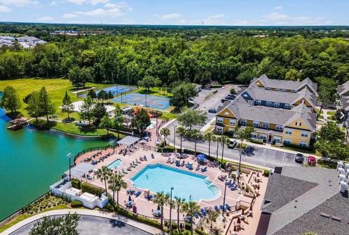 an aerial view of a resort with a swimming pool at Vilas em Seven Dwarfs - 3 Quartos - 20 min disney in Kissimmee