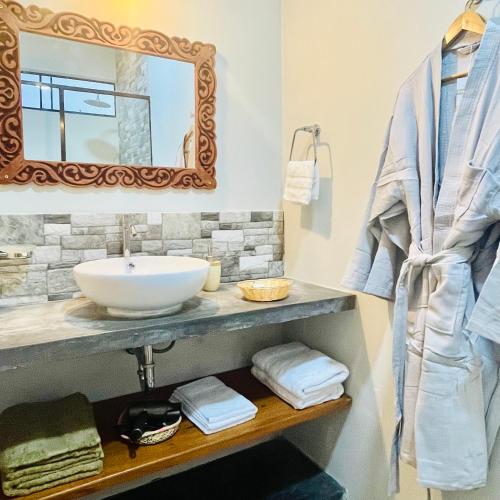 a bathroom with a sink and a mirror at Fundo Shanti in Lamas