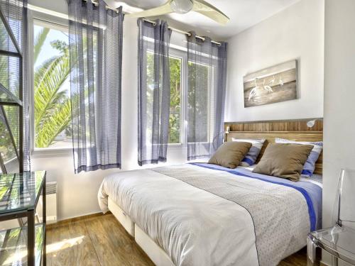 une chambre avec un lit et deux fenêtres dans l'établissement Arcachon, T3 54m², Plage 200m, Parking, WIFI, 6 pers, Modernité et Confort - FR-1-433-126, à Arcachon