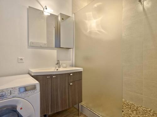 une salle de bain avec une machine à laver et un lavabo dans l'établissement Arcachon, T3 54m², Plage 200m, Parking, WIFI, 6 pers, Modernité et Confort - FR-1-433-126, à Arcachon
