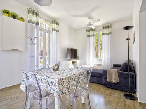 un salon avec une table et un canapé dans l'établissement Arcachon, T3 54m², Plage 200m, Parking, WIFI, 6 pers, Modernité et Confort - FR-1-433-126, à Arcachon