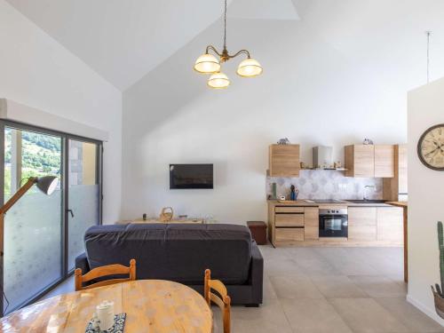 Cette chambre comprend un lit, une table et une cuisine. dans l'établissement Lodge neuf avec 3 chambres, terrasse et parking, à 5 min du centre de Cauterets - FR-1-401-298, à Cauterets