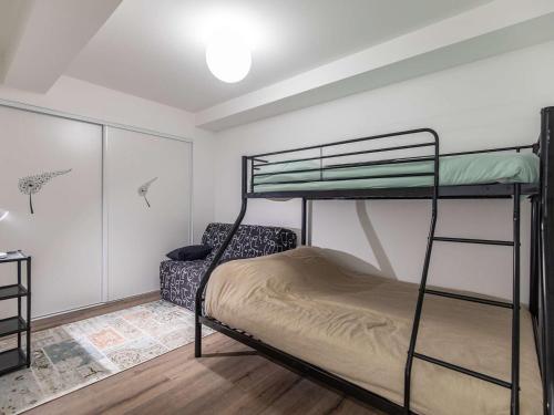 - une chambre avec 2 lits superposés et une chaise dans l'établissement Lodge neuf avec 3 chambres, terrasse et parking, à 5 min du centre de Cauterets - FR-1-401-298, à Cauterets