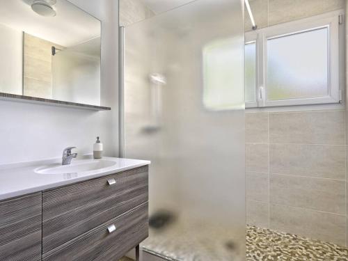 une salle de bain avec un lavabo et une douche dans l'établissement Charmant T2 à Arcachon, à 200m de la plage et proche du centre, avec parking et WIFI inclus - FR-1-433-125, à Arcachon