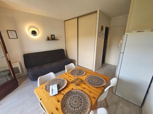 Studio Cabine Charmant au Centre de Saint-Palais, Proche Plage, Terrasse et Parking Privé - FR-1-550-85