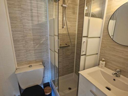 une salle de bain avec une douche, des toilettes et un lavabo dans l'établissement Studio Cabine Charmant au Centre de Saint-Palais, Proche Plage, Terrasse et Parking Privé - FR-1-550-85, à Saint-Palais-sur-Mer