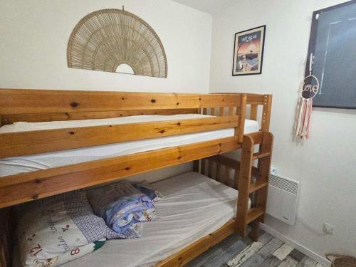 Cette petite chambre comprend un lit superposé. dans l'établissement Studio Cabine Charmant au Centre de Saint-Palais, Proche Plage, Terrasse et Parking Privé - FR-1-550-85, à Saint-Palais-sur-Mer