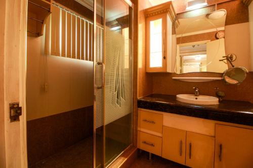 NancayasanにあるAmor Building - Urdaneta Cityの洗面台と鏡付きシャワーを備えたバスルーム