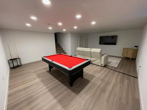 Herní místnost v ubytování Quiet Retreat with Hot Tub, Pool Table and Spacious Yard