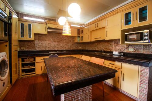 Amor Building - Urdaneta Cityにあるキッチンまたは簡易キッチン