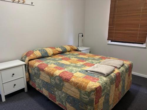 Katil atau katil-katil dalam bilik di Broken Hill Tourist Lodge