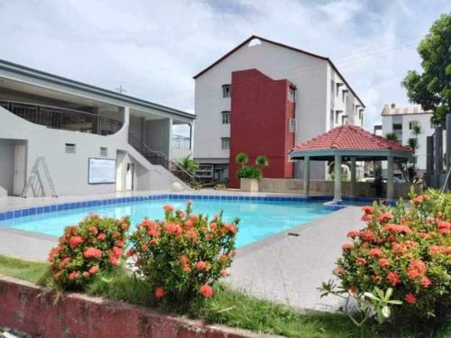 una piscina con fiori di fronte a un edificio di Condo for rent-2 Bedrooms a Lapu Lapu City