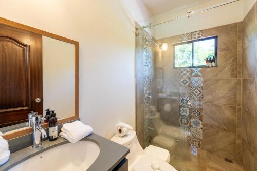 Bilik mandi di Casa Callie- 3 Bedroom House With Pool