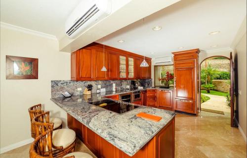 Palms 20 Luxury Oceanfront Villaにあるキッチンまたは簡易キッチン