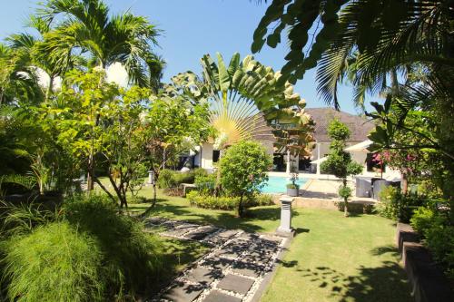 a view of the garden from the house at Villa Bayu Lovina 2bedroom villa, private pool in Lovina