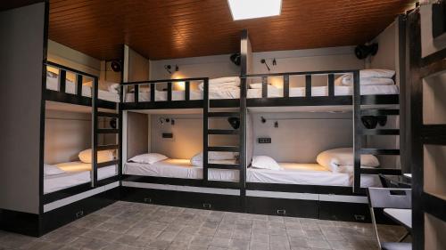 Postel nebo postele na pokoji v ubytování Sort By Stays, Kareri
