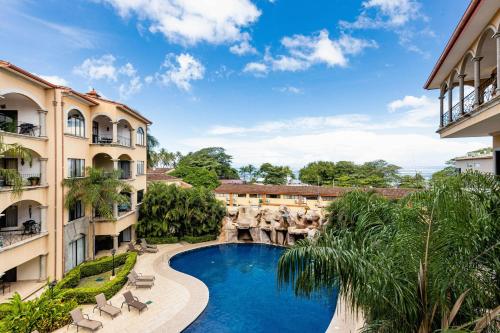 Πισίνα στο ή κοντά στο Sunrise 48- 3 Bedroom Ocean View Penthouse Condo