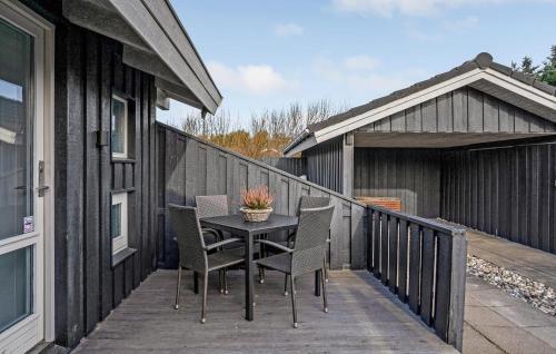 Un balcón o terraza en 3 Bedroom Lovely Home In Løkken