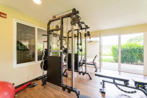 ein Fitnessstudio mit Laufbändern und Crosstrainern in einem Raum in der Unterkunft Peninsula 25 in Tamarindo