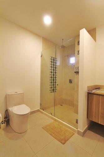 ein Badezimmer mit Toilette und Dusche in der Unterkunft Peninsula 25 in Tamarindo