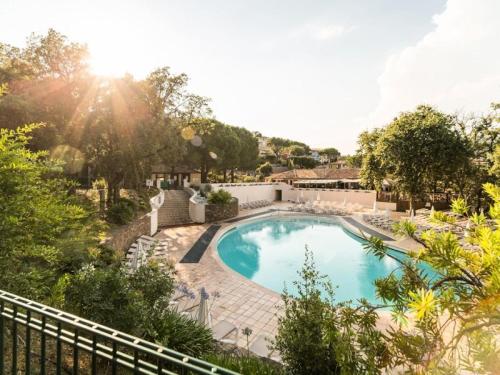 une image d'une piscine dans une cour dans l'établissement Les Appartements aux Restanques du Golfe de St Tropez - maeva Home - Appartement rooftop vue mer 3 Pièces 6 Personnes - Sélection MAE-3084, à Grimaud