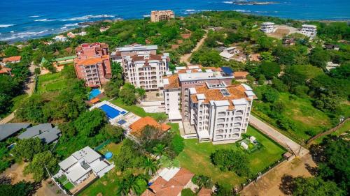 タマリンドにあるPeninsula 25の建物と海のある都市の航空写真