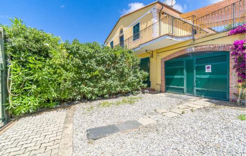 Κήπος έξω από το Stunning Apartment In Bonassola