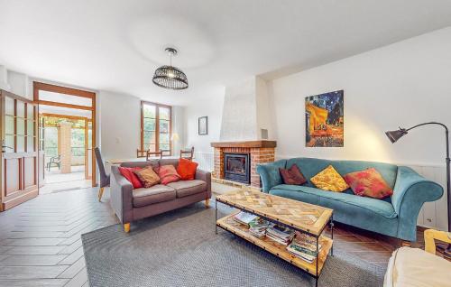 un salon avec deux canapés et une cheminée dans l'établissement Apt C, à Jaulgonne