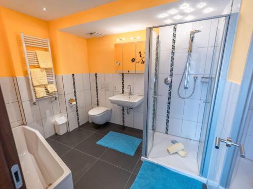 een badkamer met douche, toilet en wastafel bij Ahrpartments Comfortable holiday residence in Bad Neuenahr-Ahrweiler