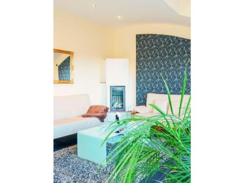 een woonkamer met een bank en een tafel bij Ahrpartments Comfortable holiday residence in Bad Neuenahr-Ahrweiler